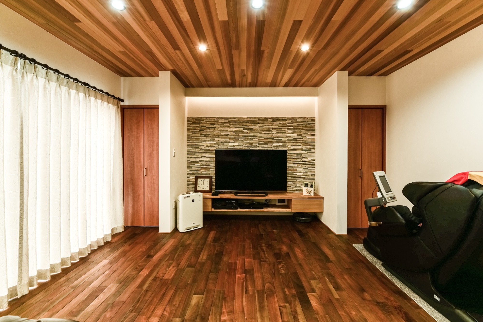 レッドシダーの天井が映える、こだわりの住まい