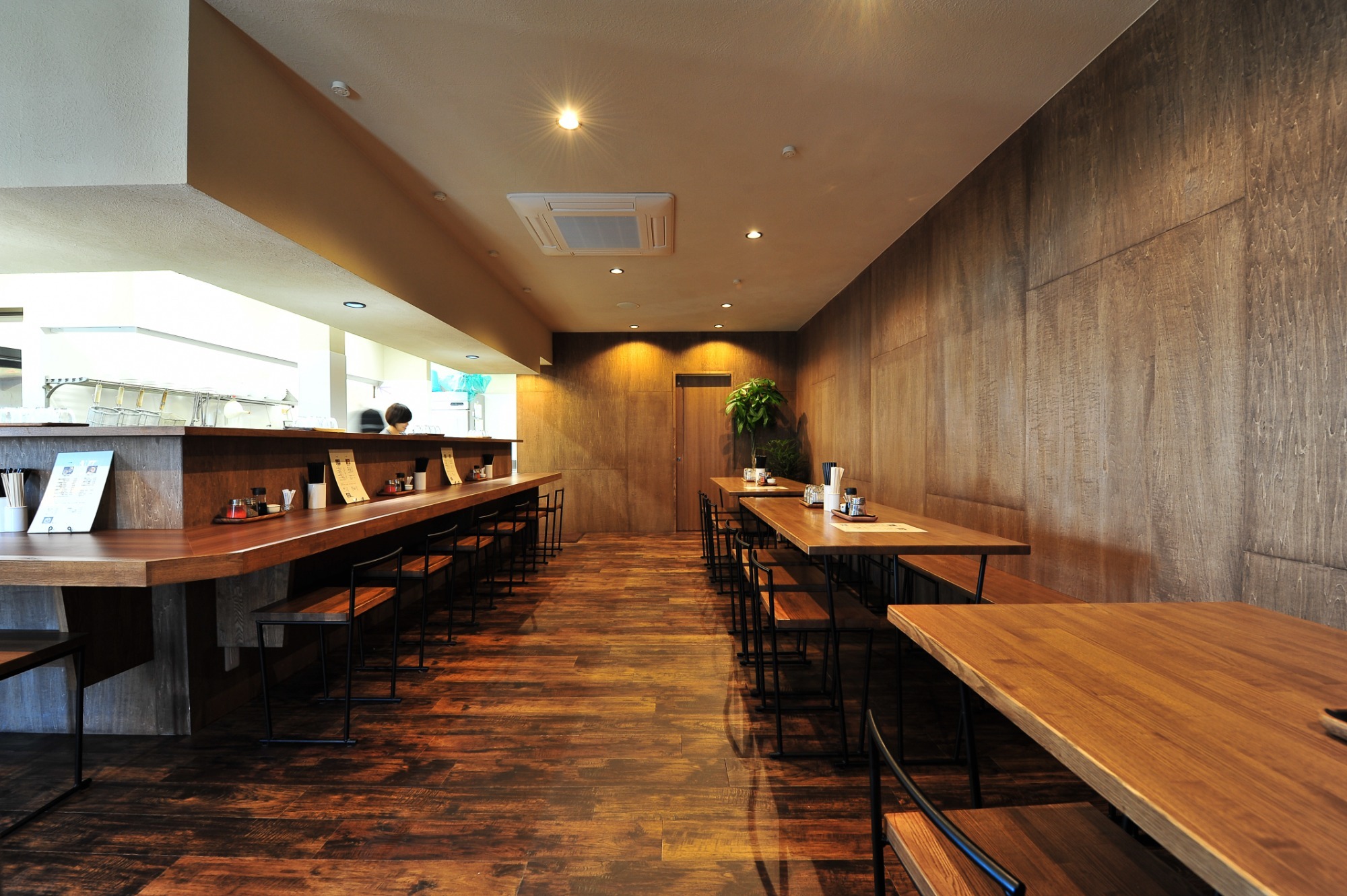 バーのようなラーメン屋