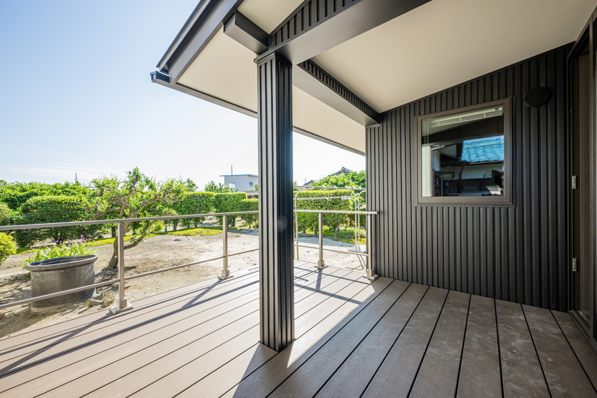 日向ぼっこ出来るウッドデッキ